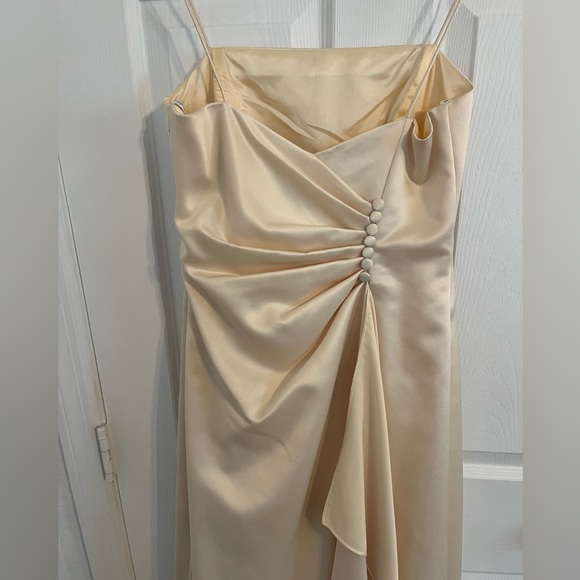 Niki Livas - gown satin cream color size 4 - Picture 3 of 9